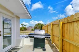 Pet Friendly! Walk to Beach! Fenced Yard!