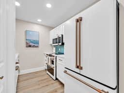 Newly Renovated! Walk to Beach! 2 Pools! 4 Bikes