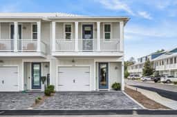 Luxury townhome, Walk to beach, Pool, Sleeps 9