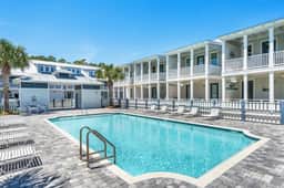 Luxury townhome, Walk to beach, Pool, Sleeps 9