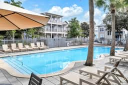 Two Pools, Private Beach, Bikes, Walk to Beach