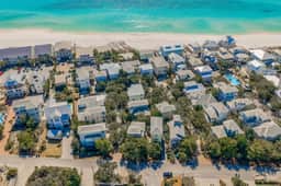 Two Pools, Private Beach, Bikes, Walk to Beach