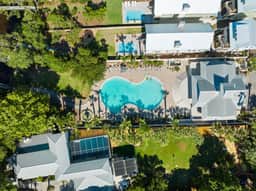 Pet Friendly, Golf cart, 2 Bikes, Community Pool!