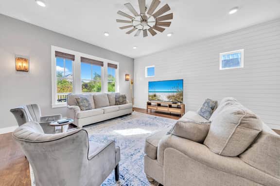 Walk to Beach in 15! Pet Friendly, Pool, Dock