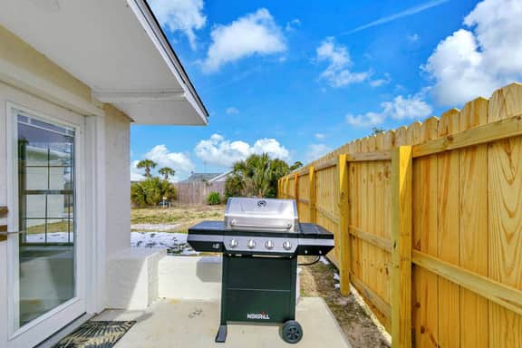 Pet Friendly! Walk to Beach! Fenced Yard!