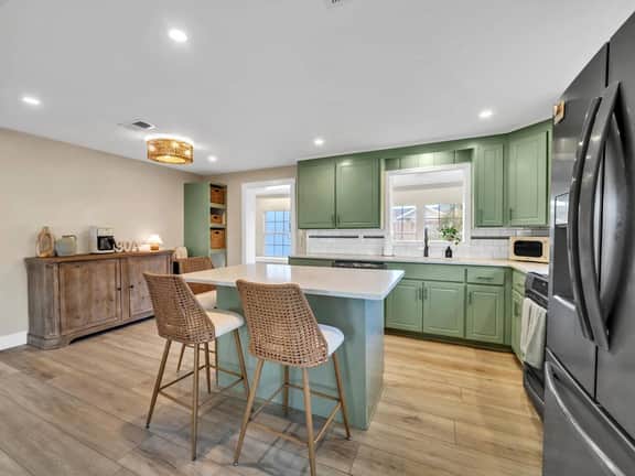Pet Friendly! Walk to Beach! Fenced Yard!