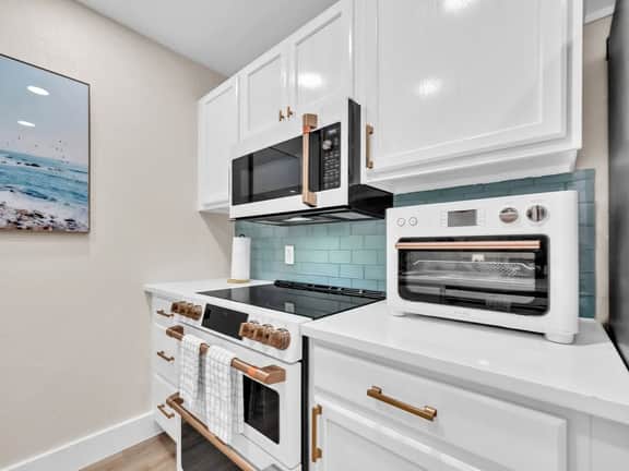 Newly Renovated! Walk to Beach! 2 Pools! 4 Bikes