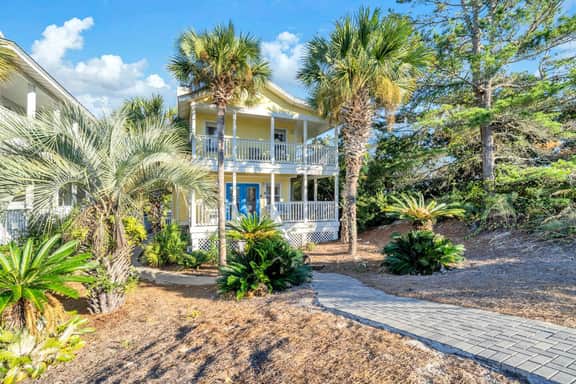 1 min Walk to Beach, Private Heated Pool, Bikes!
