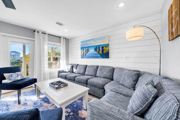 1 min Walk to Beach, Private Heated Pool, Bikes!