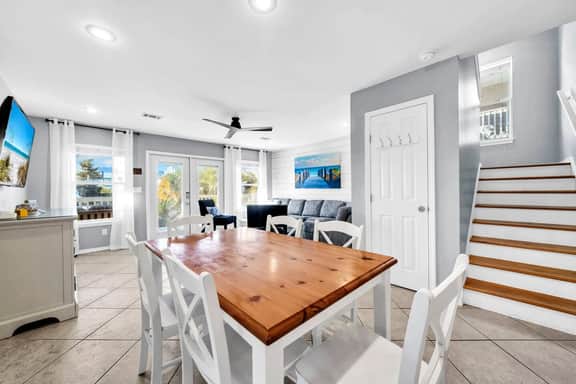 1 min Walk to Beach, Private Heated Pool, Bikes!