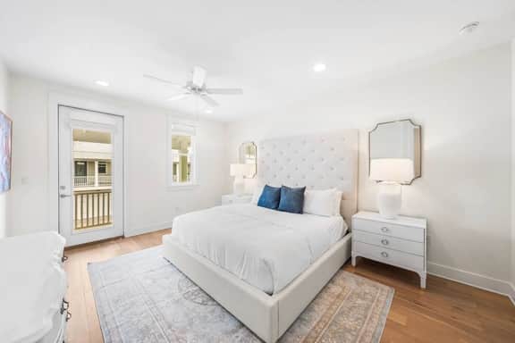 Luxury townhome, Walk to beach, Pool, Sleeps 9