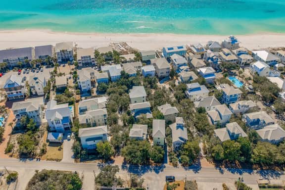 Two Pools, Private Beach, Bikes, Walk to Beach