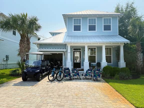Pet Friendly, Golf cart, 2 Bikes, Community Pool!