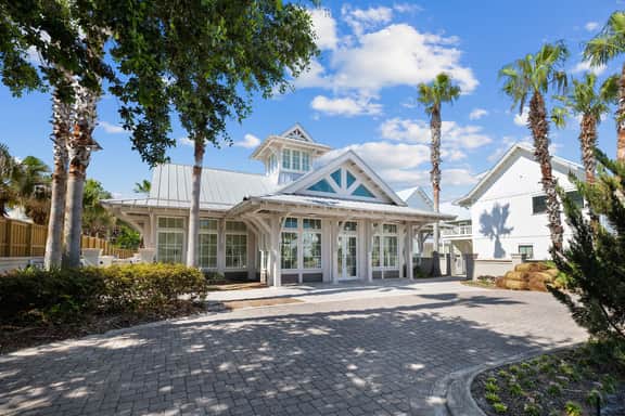 Pet Friendly, Golf cart, 2 Bikes, Community Pool!
