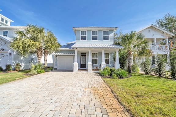 Pet Friendly, Golf cart, 2 Bikes, Community Pool!